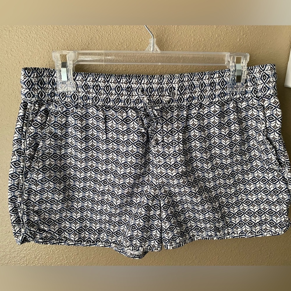 Gap Women's Aztec Print Mid-Rise Shorts - 3 Pockets, Size 6, White/Navy/Tan